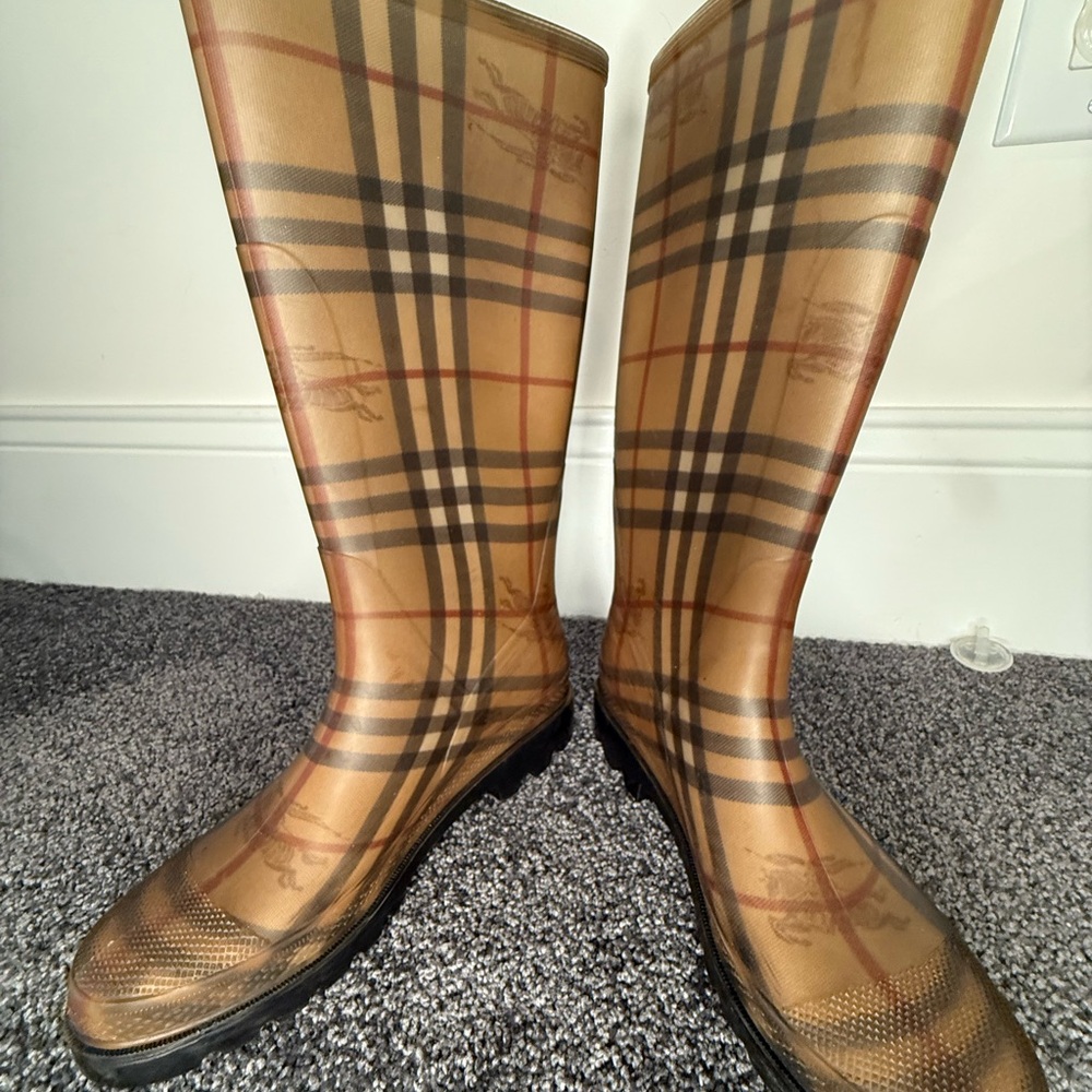 Burberry rain boots, worn twice. These are in great condition, size 38 (7.5) - Picture 3 of 5